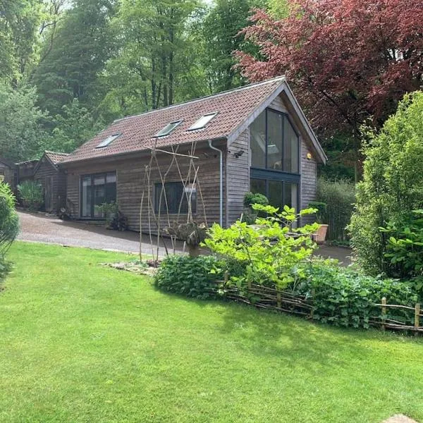 Woodside Lodge, surrounded by woodland and beautiful gardens, hotel di Wrington