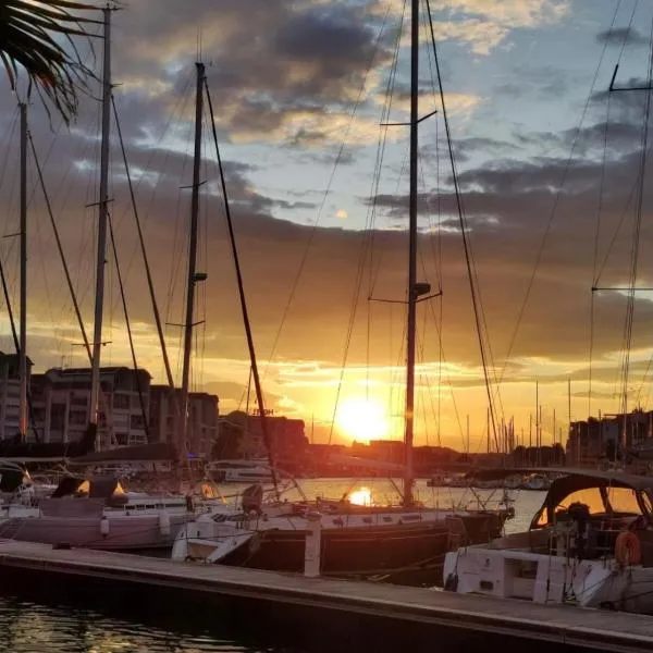 Studio face au port, Place de parking, Boite à clés, hotel di Gruissan