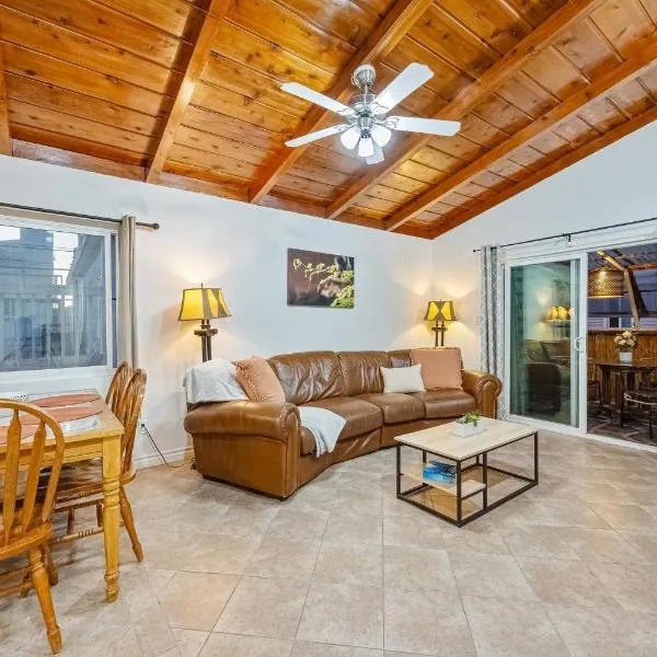 Mimi's & Nana's Beach House Beautiful bungalow with ocean views, fast WiFi, gas grill, and sunroom, hotel in San Diego