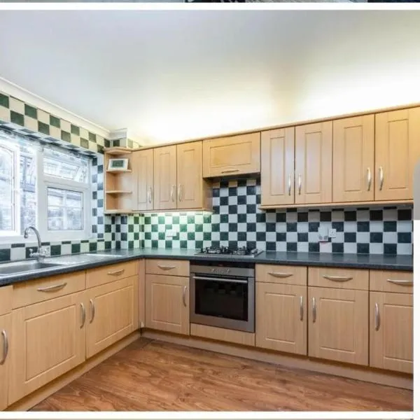 Purley House-Sleeps 8-Near Gatwick-Games Room, hotell sihtkohas Purley