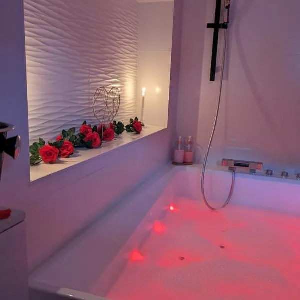 Love Room Perpignan Jacuzzi & Ambiance romantique, hotel a Villeneuve-de-la-Raho