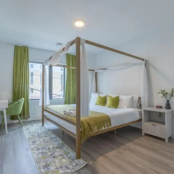 2 bedroom 2 bath Suite, Near American Dream and The Airport, Free Parking, King Bed and 2 Queen Beds, Washer and Dryer, hotel v destinaci Orange