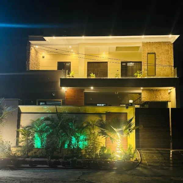 Sandhu Homestay, hotel in Sri Guru Ram Dass Jee International Airport