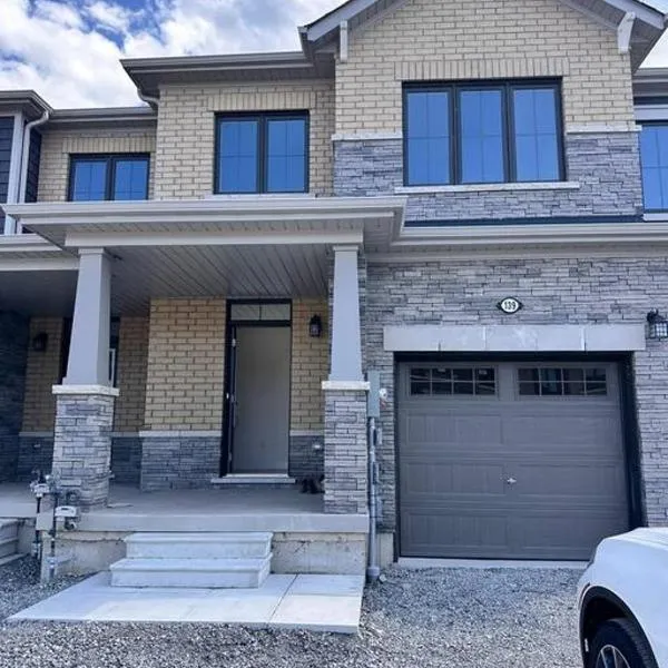 New 3 BR Home Near Falls with King Bed 75 Inch TV and Parking, hotel v destinaci Thorold