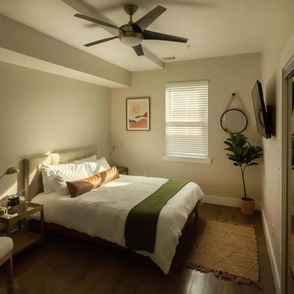 Downtown, contemporary, 2 bedroom, Roof Terrace! 4A, hotel in Savannah