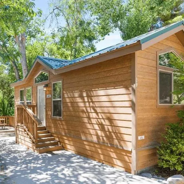 Brandnew cabin, hotel in Kernville
