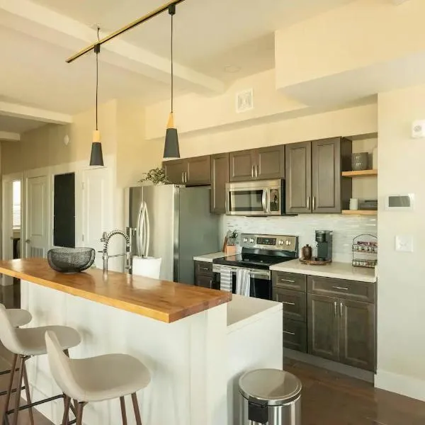 Downtown, contemporary, 2 bedroom, Roof Terrace! 3B, hotel in Savannah