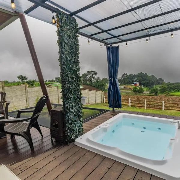 Ventana Paraíso Cabaña con Jacuzzi, hotel in Alajuela City