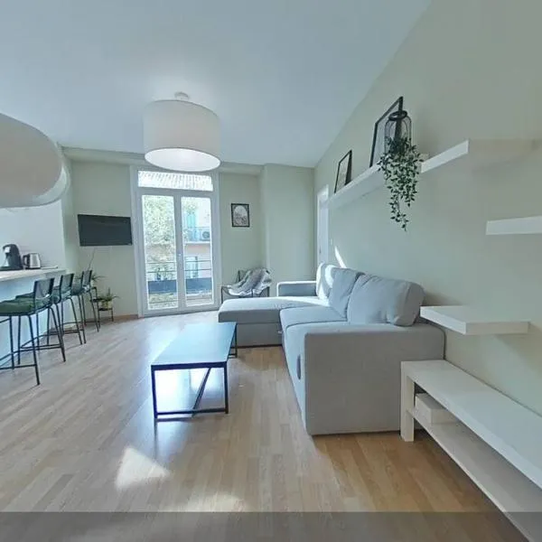 3 bedrooms-Very bright and spacious appt- wifi, hotel in Toulon