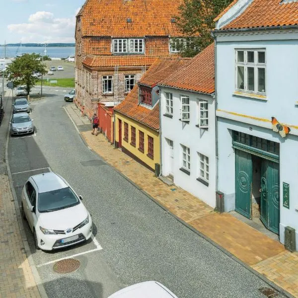 2 Bedroom Lovely Home In Rudkøbing, hotel u gradu Rudkebing