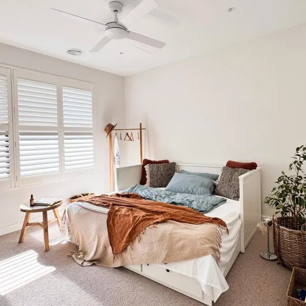 Escape to a Stylish Retreat House in Parkdale, hotel in Parkdale