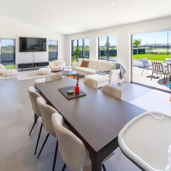 Elegant 4BR Retreat with Garage, Family friendly, hotel in Lincoln
