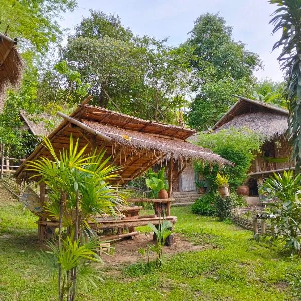 ecolodge khamu homestay guesthouse, hotel in Ban Pang Hat