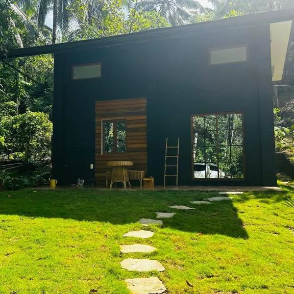 Casita Luna Tiny Home with garden kitchen wifi 2 scooters，愛妮島的飯店