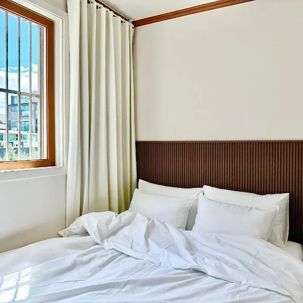 New, 3min to Hapjeong St, Airport bus stop, 8min to Hongdae & Mangwon Market, Han River Park, 2BR 3QB full of sunshine, Hotel bedding, City Nature、ソウルのホテル