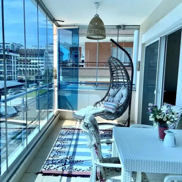 Hygge flat with heated floors & sunny balcony!, hotel Alanyában