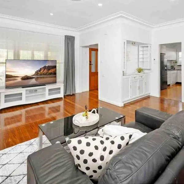 3-Bedroom House near Train Station with Netflix, hotel in Revesby