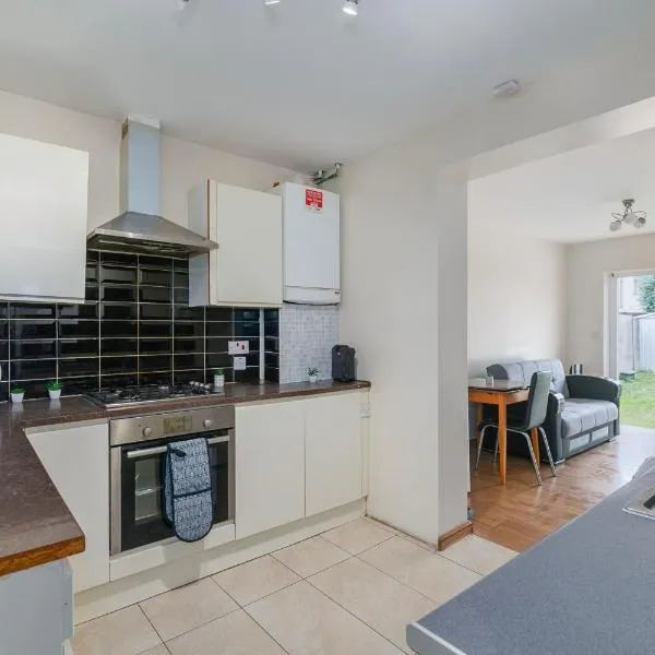 Renee's Place, 9 Guests, 10 mins walk to Becontree Station, Free Parking, hotel in Dagenham