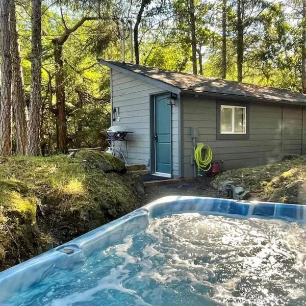 Cozy Cabana with Large Private Outdoor Hot Tub, hotel v destinaci Nanoose Bay