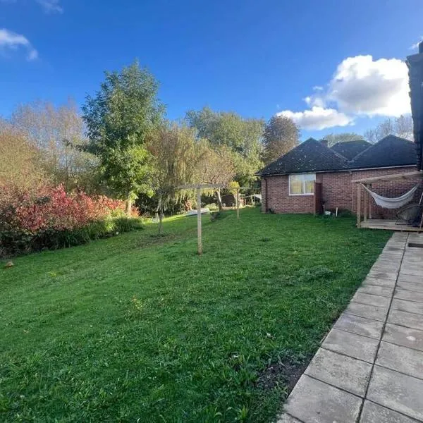 Spacious Riverside View Bungalow, hotel in Oxford