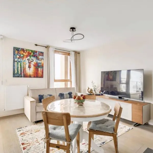 Chic Appartement Sacré Cœur of Paris with Parking, hotel in Paris