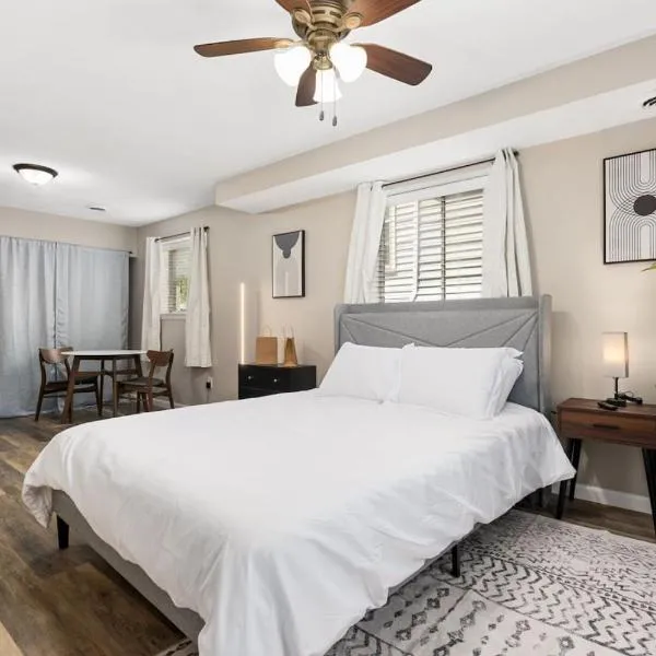 Stylish Studio Apartment with Modern Touches, hotelli kohteessa Peoria