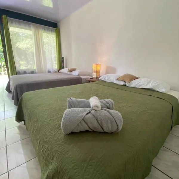 Villa Granja Agua Azul-wi-fi-AC-6 Personas-parqueo, hotel in Agua Azul