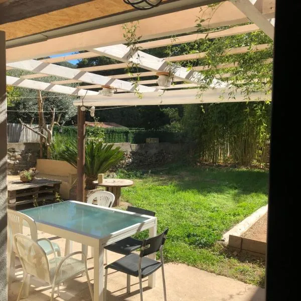 Appartement Rez de jardin 1 à 4 pers - 2 chambres, ξενοδοχείο σε Collobrieres