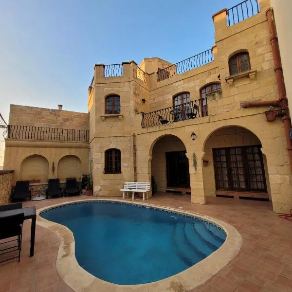 UNDER NEW MANAGEMENT! Sant Antnin Luxurious Farmhouse Villa With Pool Sannat Near Victoria Gozo Family Friends Couples Views Balcony Roof Terrace Romantic Getaway, hotel v destinaci Munxar