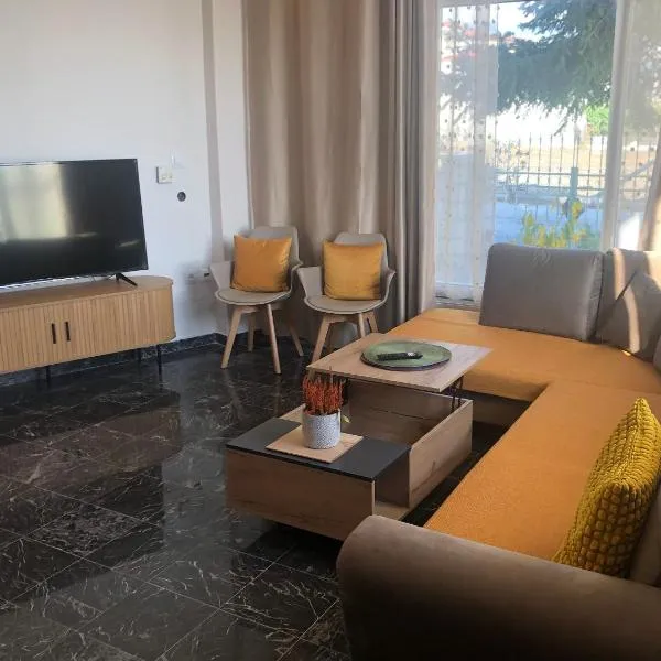 Brand new renovated apartment by the stadium, hotel v destinaci Aridaía