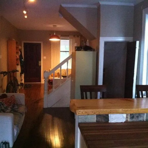 Lovely home in Leslieville, hotel v destinaci Toronto