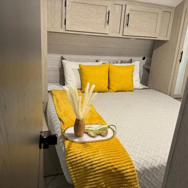 Cozy Stationary RV Getaway, hotel v Las Vegas