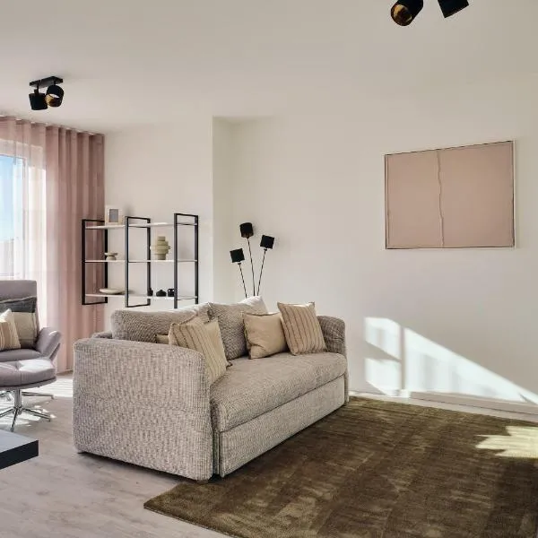 Apartment A8 - komfortables Apartment mit zwei Bädern, überdachtem Balkon & ruhiger Lage inmitten der Natur im "Pine Hill Resort", hótel í Zirchow