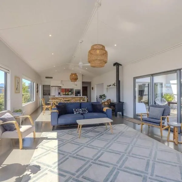 Lakeview Heights - 2020 built Luxury large House & Self Contained Studio - 264 sq mtr, hotel in Wanaka
