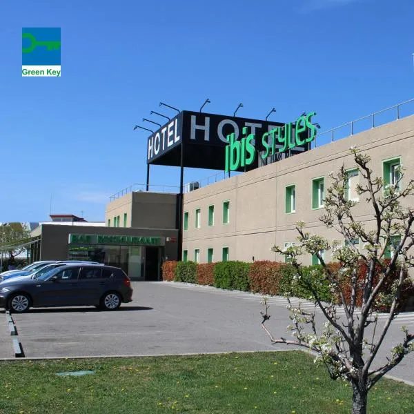 Hotel Ibis Styles Lleida Torrefarrera, hotel v destinaci Lleida