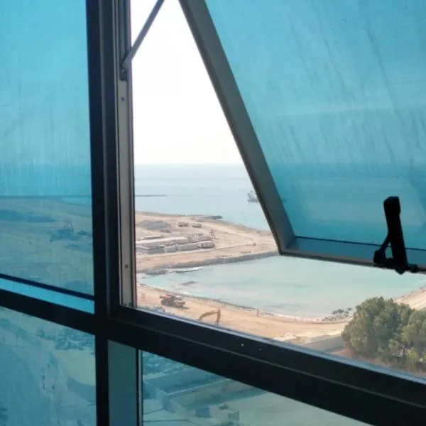 Elegant Sea View Bedroom with Shared Balcony and WC, Spacious and Serene Retreat - ROOM INSIDE APARTMENT, hotel v destinaci Adžmán
