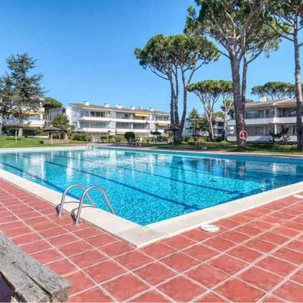 Apartment with pool and tennis courts in Calella de Palafrugell, hotel in Calella de Palafrugell