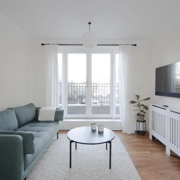 Modern 2 bed town house quiet street near station, hotel v destinaci Chelmsford