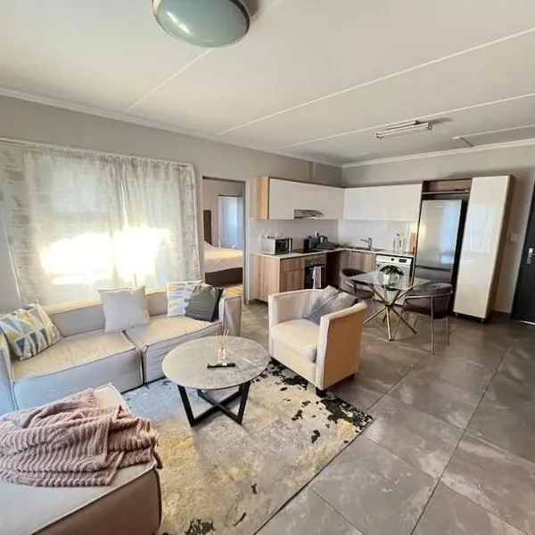 4A Elizabeth Place - Beautiful self catering 1 bedroom unit next to Kyalami Racetrack with free WiFi swimming pool gym and restaurant - Perfect for a Couple in Midrand Waterfall, hotel in Kyalami