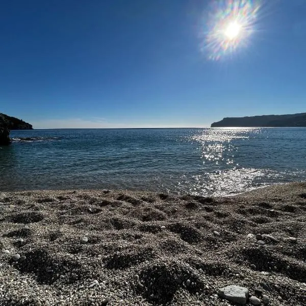 Casa SERGE vista mare con ampio terrazzo privato, מלון בברג'ג'י