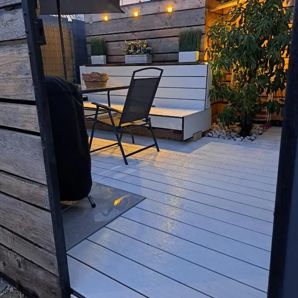 Séduisant studio avec cour privative, hotel v destinácii La Crau