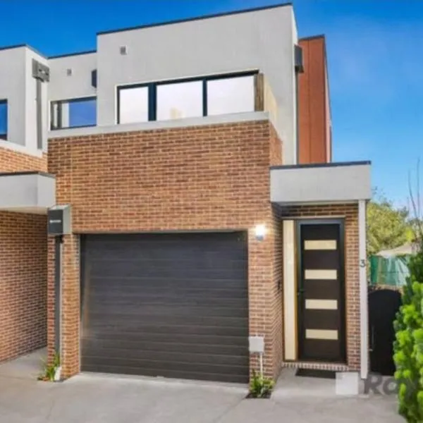 The Grand Luxe Villa, отель в городе Данденонг