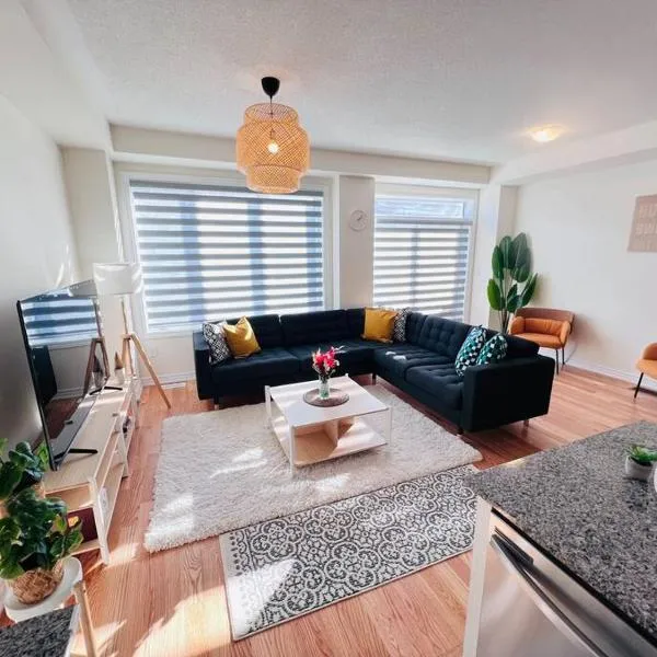 Brand New Luxurious 4B Townhouse, hotel in Oshawa