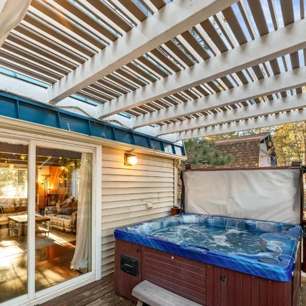 Hillcrest HappyNest - Hot tub, fire pit, gas grill, ξενοδοχείο σε Big Bear Lake