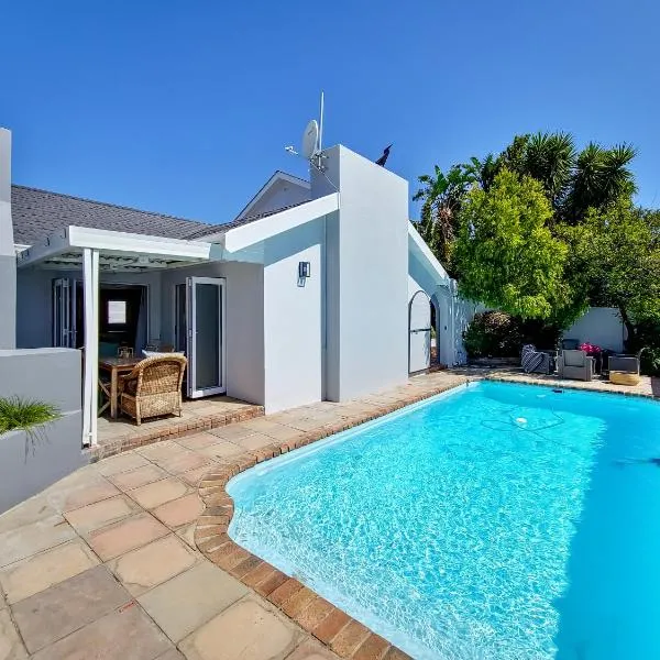 Strand Boat House, hotel in Cape Town