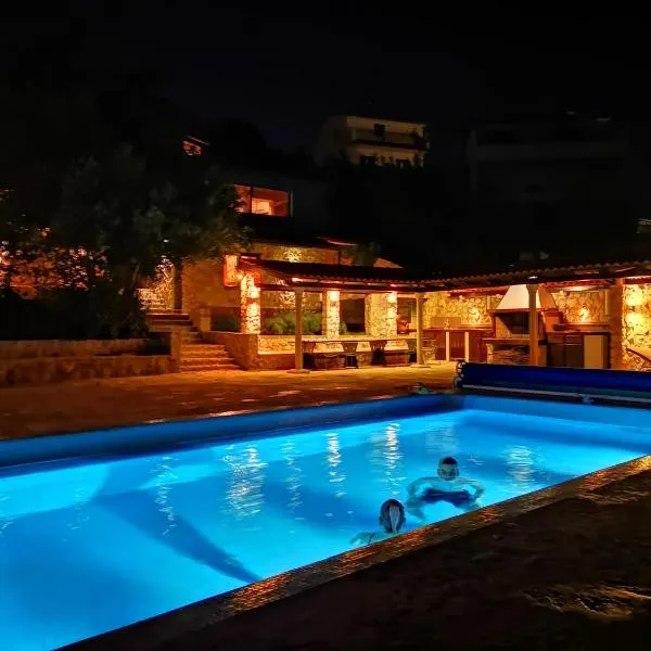 3 rooms apartment with JACUZZI and hot pool, hotel v Trogiri