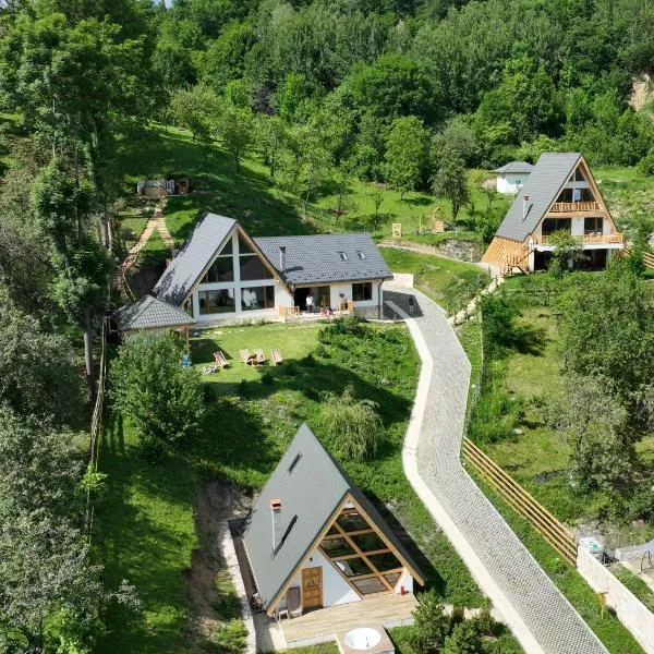 The Cliff Village, hotel in Comarnic