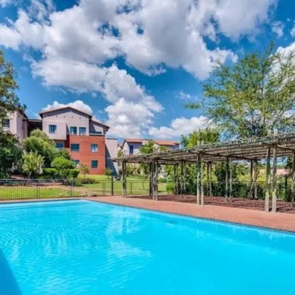 Cosy Apartment in Secure Golf Estate, Roodepoort, Johannesburg, hotel v destinaci Roodepoort