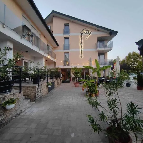 City panzió: Balatonlelle şehrinde bir otel