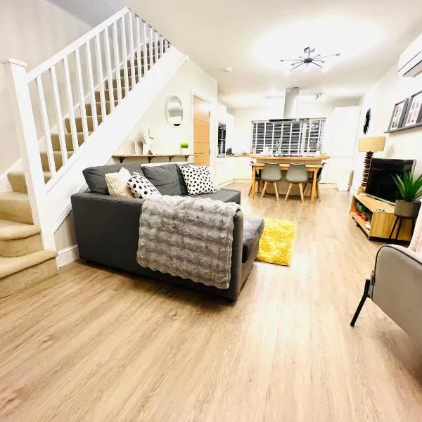 The Duplex with Air Conditioning & Private Deck Area, hotel v destinaci Margate